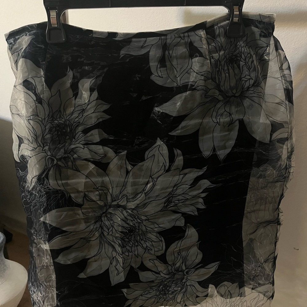 Vince Camuto Black and Gray Floral Pencil Skirt